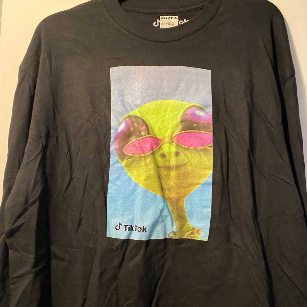 ⚫️ Tik Tok X Tillys graphic tee large - Picture 3 of 5